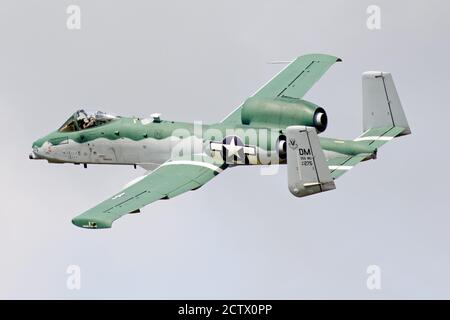 Air Combat Command A-10C Thunderbolt II Demonstration Team, situato fuori dalla base dell'aeronautica Davis-Monthan, Arizona vola sopra l'Airshow London SkyDrive. Foto Stock