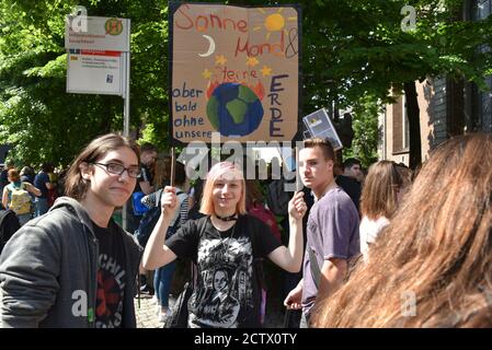 I partecipanti con i loro poster al venerdì per la futura dimostrazione Sulla Giornata mondiale del cambiamento climatico a Duesseldorf Foto Stock