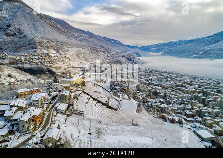 Valtellina (IT) - Vista aerea panoramica invernale del Convento Di San Lorenzo in Sondrio Foto Stock