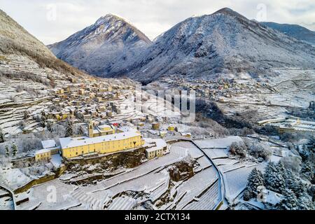 Valtellina (IT) - Vista aerea panoramica invernale del Convento Di San Lorenzo in Sondrio Foto Stock