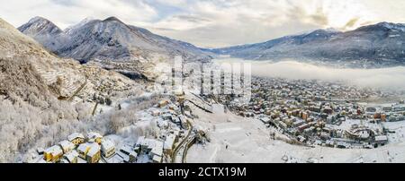 Valtellina (IT) - Vista aerea panoramica invernale del Convento Di San Lorenzo in Sondrio Foto Stock