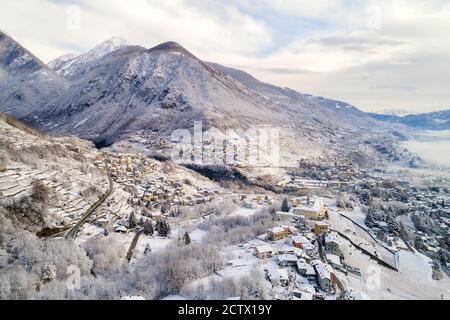 Valtellina (IT) - Vista aerea panoramica invernale del Convento Di San Lorenzo in Sondrio Foto Stock