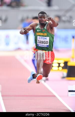 Hugues Fabrice Zango (Burkina Faso). Triplo salto preliminare round. IAAF World Athletics Championships, Doha 2019 Foto Stock