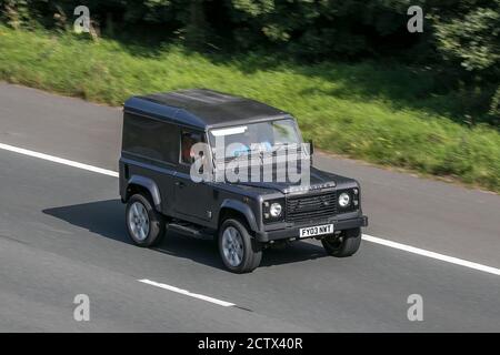 Un 90 Land Rover Defender 2003 Td5 Grey LCV Hardtop Van Diesel guida sull'autostrada M6 vicino Preston a Lancashire, Regno Unito. Foto Stock