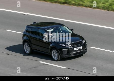 K6TLJ 2016 Land Rover Range Rover Evoque Black Car SUV Diesel guida sull'autostrada M6 vicino a Preston nel Lancashire, Regno Unito. Foto Stock