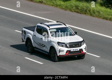 R1GFR 2019 Nissan Navara N-Guard dCi Auto White LCV Double Cab Pick Up Diesel guida sull'autostrada M6 vicino Preston a Lancashire, Regno Unito. Foto Stock