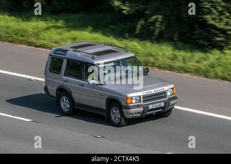 T7AJO 2000 Land Rover Discovery Td5 Gs Silver Hardtop guida sull'autostrada M6 vicino Preston a Lancashire, Regno Unito. Foto Stock