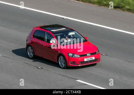 T14HOU 2016 Volkswagen VW Golf GT Edition TDI Red Car Hatchback Diesel sulla M6 autostrada vicino Preston a Lancashire, Regno Unito. Foto Stock