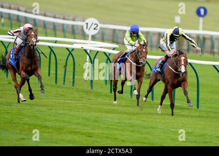 Isabella Giles guidato da Adam Kirby (a destra) vince lo Shadwell Rockfel Stakes durante il secondo giorno del Cambridgeshire Meeting presso l'ippodromo di Newmarket. Foto Stock