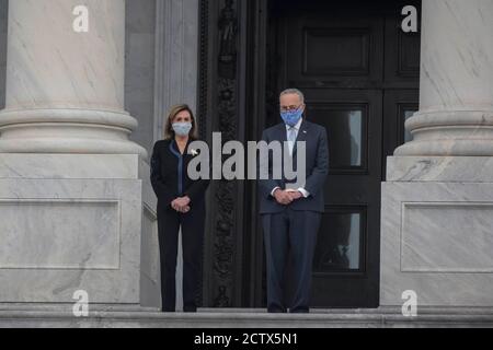 25 Settembre 2020 - Washington, USA - il Presidente Nancy Pelosi e il leader della minoranza Chuck Schumer saluta la Giustizia associata il Casket Ruth Bader Ginsburg entra nel Campidoglio degli Stati Uniti. Photo credit: Rudy K Credit: rudy k/Alamy Live News Foto Stock