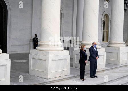 Washington, Stati Uniti d'America. 25 Settembre 2020. Presidente della Camera dei rappresentanti degli Stati Uniti Nancy Pelosi (democratico della California), E il leader delle minoranze del Senato degli Stati Uniti Chuck Schumer (democratico di New York) si levano in piedi in cima ai gradini della Camera del Campidoglio degli Stati Uniti mentre attendono l'arrivo del groviglio di giustizia Ruth Bader Ginsburg a Washington venerdì 25 settembre 2020. Credit: Alex Brandon/Pool via CNP | Usage worldwide Credit: dpa/Alamy Live News Foto Stock