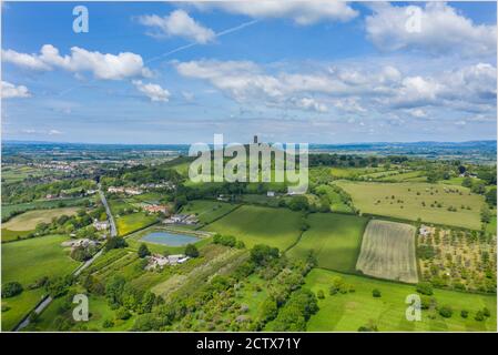 Glastonbury Tor dal drone giorno d'estate Foto Stock