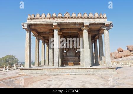 La statua di Sasivekalu Ganesha, l'antica architettura dell'impero vijayanagara del XIV secolo ad Hampi è un sito patrimonio dell'umanità dell'UNESCO. Foto Stock