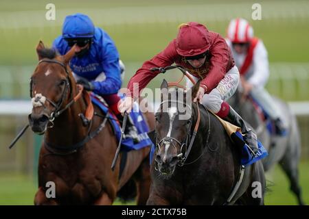 Kameko guidato da Oisin Murphy (a destra) vince lo Shadwell Joel Stakes durante il secondo giorno del Cambridgeshire Meeting all'Ippodromo di Newmarket. Foto Stock