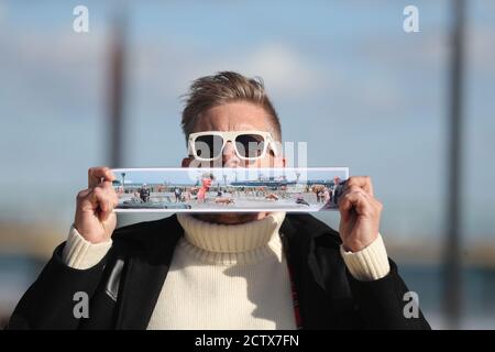 Satirist Cold War Steve, aka Christopher Spencer, a Boscombe Beach, Bournemouth, prima dell'installazione del suo lavoro, un windbreak curvo di 25 metri che raffigura una scena di Bournemouth Beach, come parte del Bournemouth Arts dal Sea Festival 2020. Foto Stock