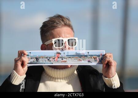 Satirist Cold War Steve, aka Christopher Spencer, a Boscombe Beach, Bournemouth, prima dell'installazione del suo lavoro, un windbreak curvo di 25 metri che raffigura una scena di Bournemouth Beach, come parte del Bournemouth Arts dal Sea Festival 2020. Foto Stock