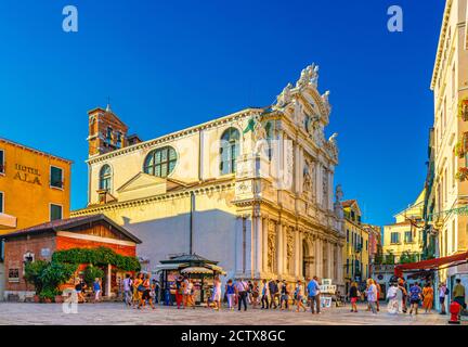 Venezia, Italia, 13 settembre 2019: I turisti camminano lungo piazza campo Santa Maria Zobenigo con la chiesa cattolica di Santa Maria del Giglio nel centro storico di San Marco sestiere Foto Stock