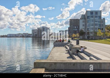 Aalborg, Danimarca - 1 settembre 2020: Lungomare di Aalborg intorno al quartiere Østre Havn e Musikkens Hus, vista dal lungomare sulla riva del Limfjord Foto Stock