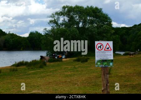 Firma accanto al lago Barden che dice ai proprietari di cani di mantenere il loro cane su un piombo e non inseguire la fauna selvatica, Haysden Country Park, vicino a Tonbridge, Kent, Inghilterra Foto Stock