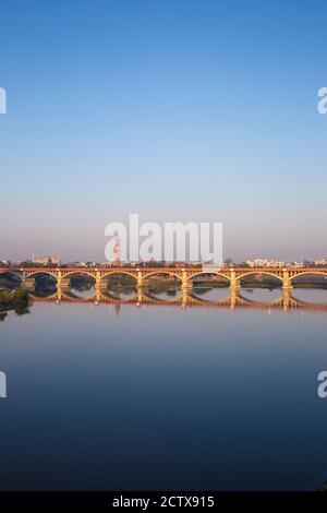 India, Uttar Pradesh, Lucknow, Ponte sul Fiume Gomti Foto Stock
