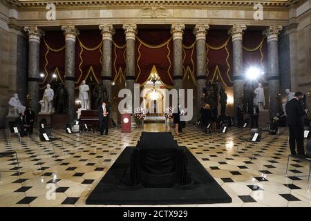 Washington, Stati Uniti d'America. 25 Settembre 2020. La Lincoln catafalque è stata istituita prima di Giustizia Ruth Bader Ginsburg si trova nello stato nella Statuary Hall del Campidoglio a Washington, DC il 25 settembre 2020.Credit: Erin Schaff/Pool via CNP | Usage worldwide Credit: dpa/Alamy Live News Foto Stock