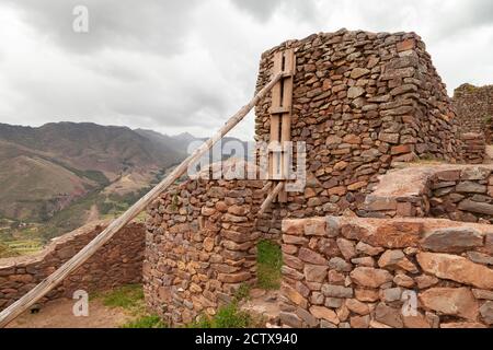 Pisac, Perù - 4 aprile 2014: Parco archeologico di Pisac, rovine e costruzioni dell'antica città Inca, vicino alla valle del fiume Vilcanota, Perù. Foto Stock