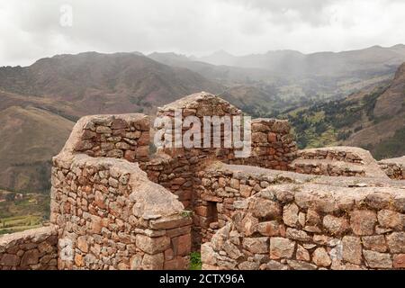 Pisac, Perù - 4 aprile 2014: Parco archeologico di Pisac, rovine e costruzioni dell'antica città Inca, vicino alla valle del fiume Vilcanota, Perù. Foto Stock