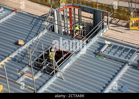 Kent, Inghilterra, Regno Unito. 2020. Panoramica della metallurgia commerciale su un cantiere di nuova costruzione di alloggi, appartamenti, appartamenti e negozi a Kent, Regno Unito Foto Stock