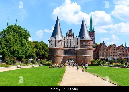 Porta Holsten a Lübeck, la porta più popolare in Germania. Testo sul cancello in englisch: Armonia dentro, pace fuori Foto Stock