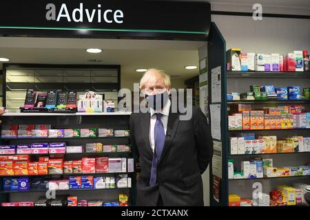 Il primo ministro Boris Johnson visita un chimico durante una visita nella sua circoscrizione a Uxbridge, a ovest di Londra. Foto Stock