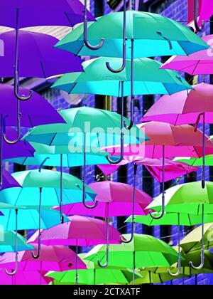 Strade multicolore decorate brollie Foto Stock