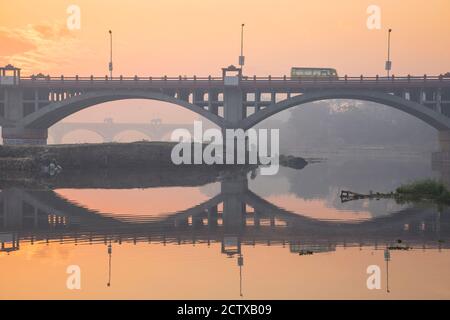 India, Uttar Pradesh, Lucknow, Ponte sul Fiume Gomti Foto Stock