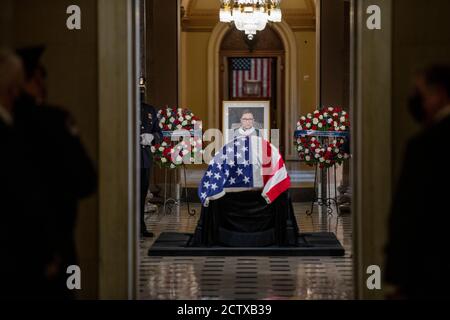 Washington, DC, Stati Uniti. 25 Settembre 2020. LA Corte Suprema DEGLI STATI UNITI Ruth Bader Ginsburg si trova nello stato di Statuary Hall, nel Campidoglio degli Stati Uniti a Washington, DC, USA, 25 settembre 2020. Giustizia Ginsburg, la seconda donna a servire alla Corte Suprema, è la prima donna a mentire in stato al Campidoglio degli Stati Uniti: Shawn Thew/Pool via CNP | Usage Worldwide Credit: dpa/Alamy Live News Foto Stock