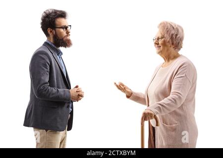 Donna anziana con un cane che parla con un uomo bearded isolato su sfondo bianco Foto Stock