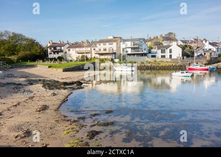 Il piccolo porto di Cemaes Bay Anglesey Wales UK Foto Stock