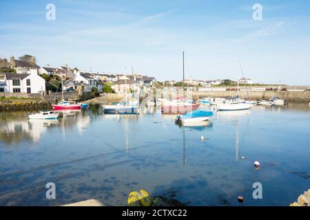 Il piccolo porto di Cemaes Bay Anglesey Wales UK Foto Stock