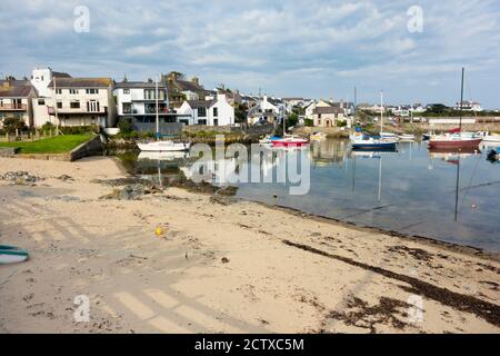 Il piccolo porto di Cemaes Bay Anglesey Wales UK Foto Stock