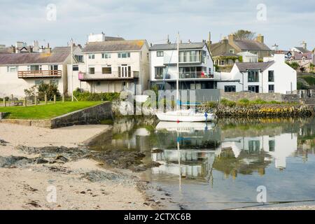 Il piccolo porto di Cemaes Bay Anglesey Wales UK Foto Stock