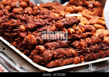 spiedini a pezzetti di pollo satinati con bastoncini in vista ravvicinata. Molti bastoncini di satay di pollo grigliati. Foto Stock