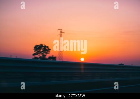 un bellissimo tramonto su un'autostrada Foto Stock