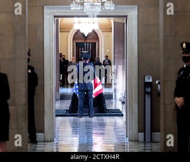 Washington, DC, Stati Uniti. 25 Settembre 2020. 25 settembre 2020 - Washington, DC, Stati Uniti: Il cazzo di RUTH BADER GINSBURG in Statuary Hall presso il Campidoglio degli Stati Uniti. Credit: Michael Brochstein/ZUMA Wire/Alamy Live News Foto Stock