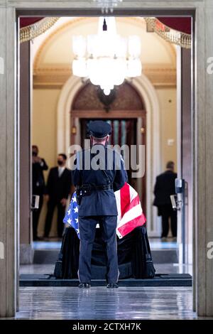 Washington, DC, Stati Uniti. 25 Settembre 2020. 25 settembre 2020 - Washington, DC, Stati Uniti: Il cazzo di RUTH BADER GINSBURG in Statuary Hall presso il Campidoglio degli Stati Uniti. Credit: Michael Brochstein/ZUMA Wire/Alamy Live News Foto Stock