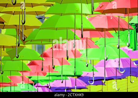 Strade multicolore decorate brollie Foto Stock