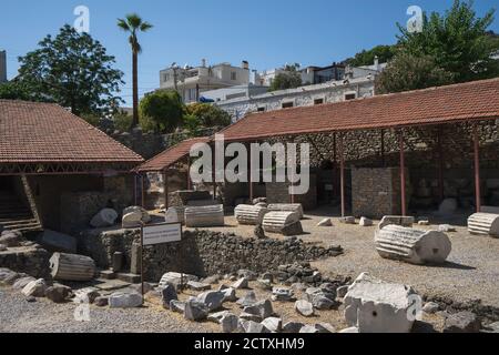 Frammenti e rovine dell'antico mausoleo greco ad Halicarnasso, Bodrum, Turchia. Foto Stock