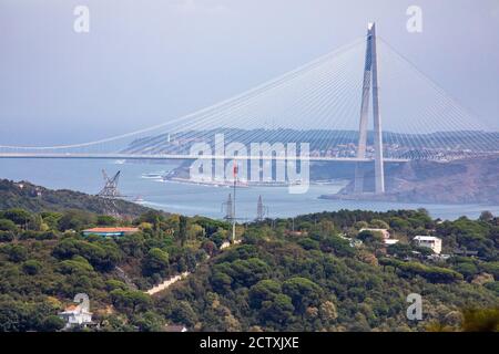 Il ponte Yavuz Sultan Selim è un ponte per il transito ferroviario e automobilistico sullo stretto del Bosforo, a nord di due ponti sospesi esistenti. Foto Stock