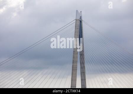 Il ponte Yavuz Sultan Selim è un ponte per il transito ferroviario e automobilistico sullo stretto del Bosforo, a nord di due ponti sospesi esistenti. Foto Stock