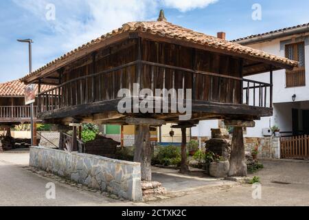 Spagna; Set 20: Hórreo, granaio tradizionale del Nord della Spagna, costruito in legno e pietra su quattro pilastri che sollevano l'orreo dal pavimento. ITS Foto Stock