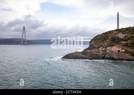 Il ponte Yavuz Sultan Selim è un ponte per il transito ferroviario e automobilistico sullo stretto del Bosforo, a nord di due ponti sospesi esistenti. Foto Stock