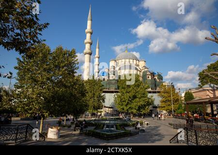 I lavori di restauro iniziati nel 2016 proseguono nella moschea di Yeni, risalente a 355 anni fa, uno degli edifici storici di Istanbul. Foto Stock