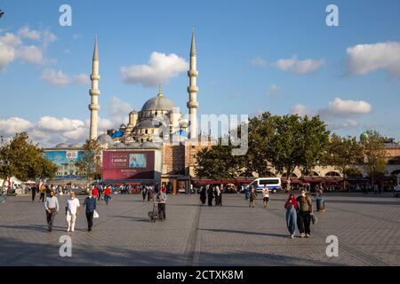 I lavori di restauro iniziati nel 2016 proseguono nella moschea di Yeni, risalente a 355 anni fa, uno degli edifici storici di Istanbul. Foto Stock
